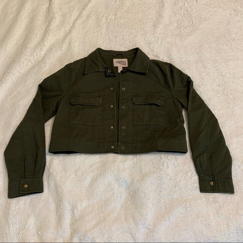 🌸 3/$15 Forever 21 Army Green Cropped Button Up Jacket Size Large